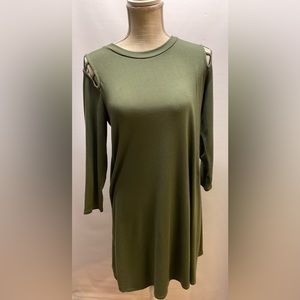 Flouncy green dress with holes in the shoulder Sz S